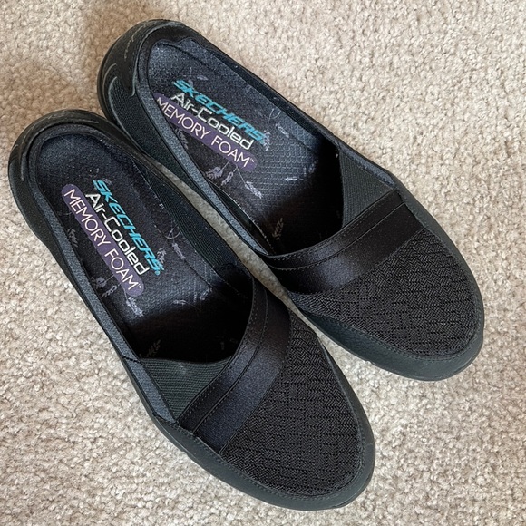 Skechers Shoes - 🎈Skechers memory foam sneakers size 7.5